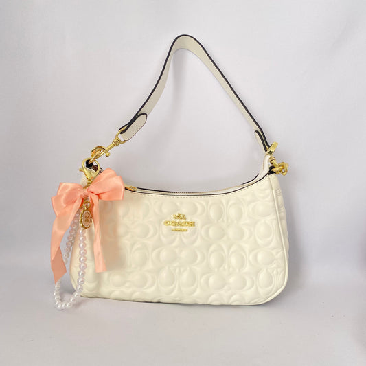 Teri acolchada + colgante moño, tipo coach