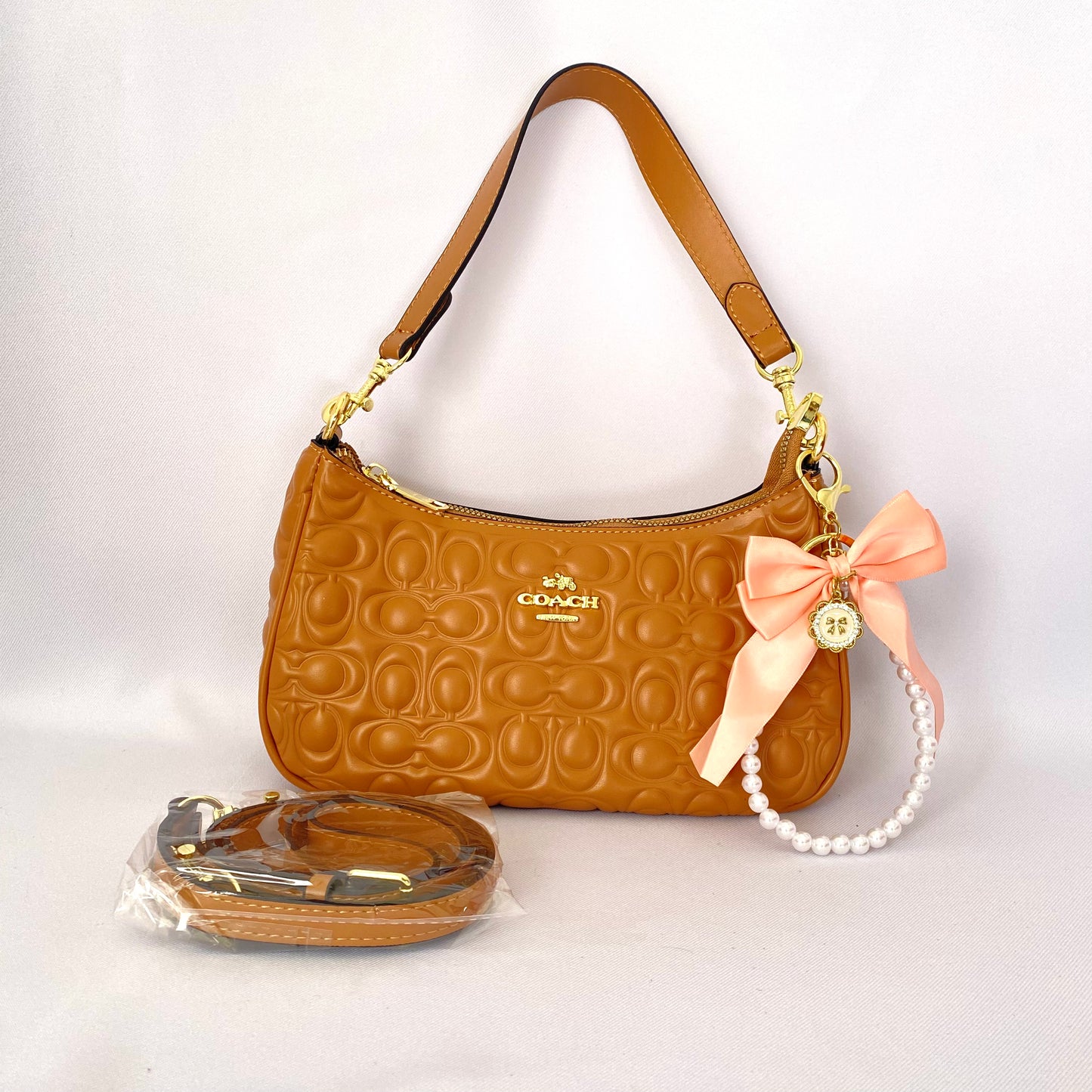 Teri acolchada + colgante moño, tipo coach