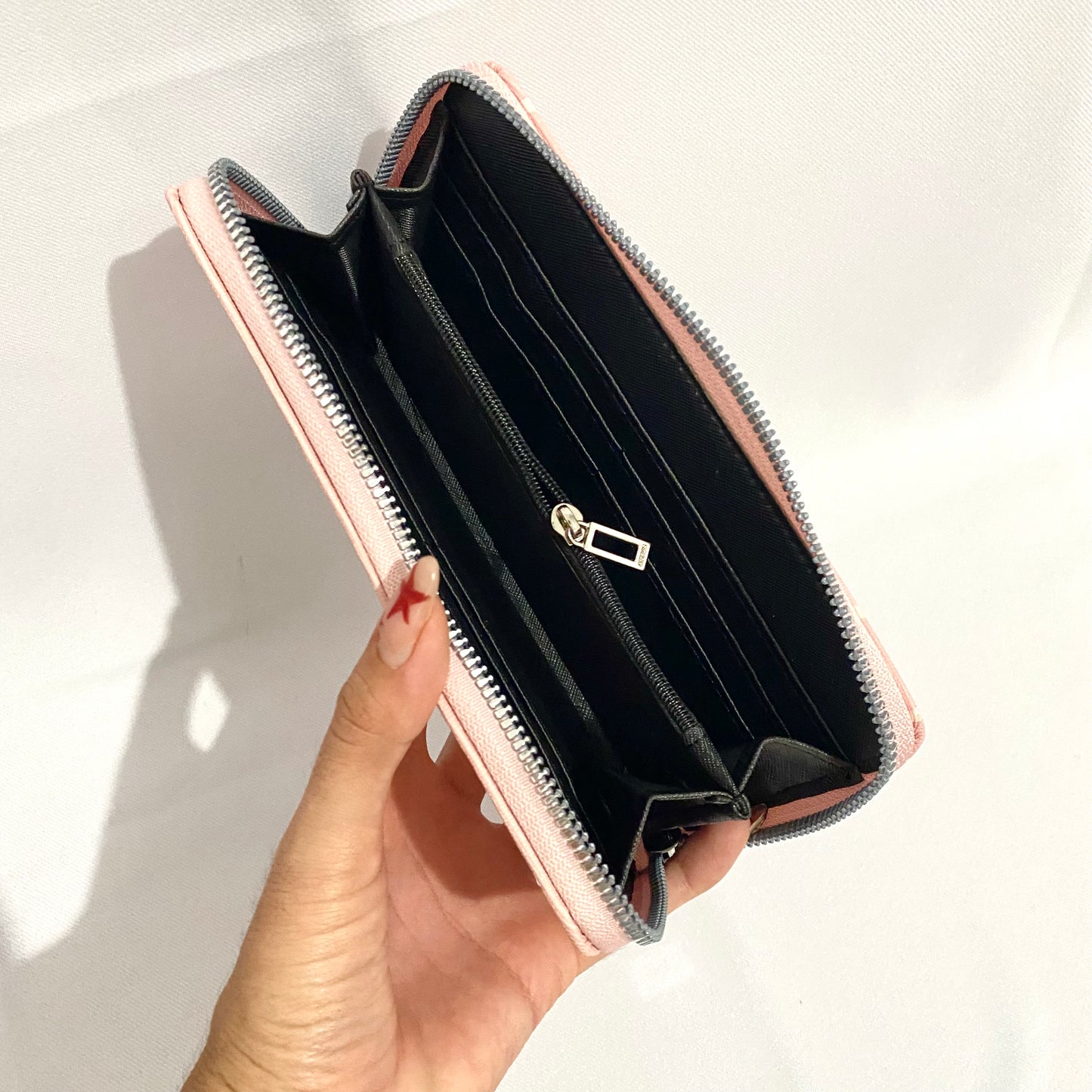 Cartera larga tipo Guess, con caja.