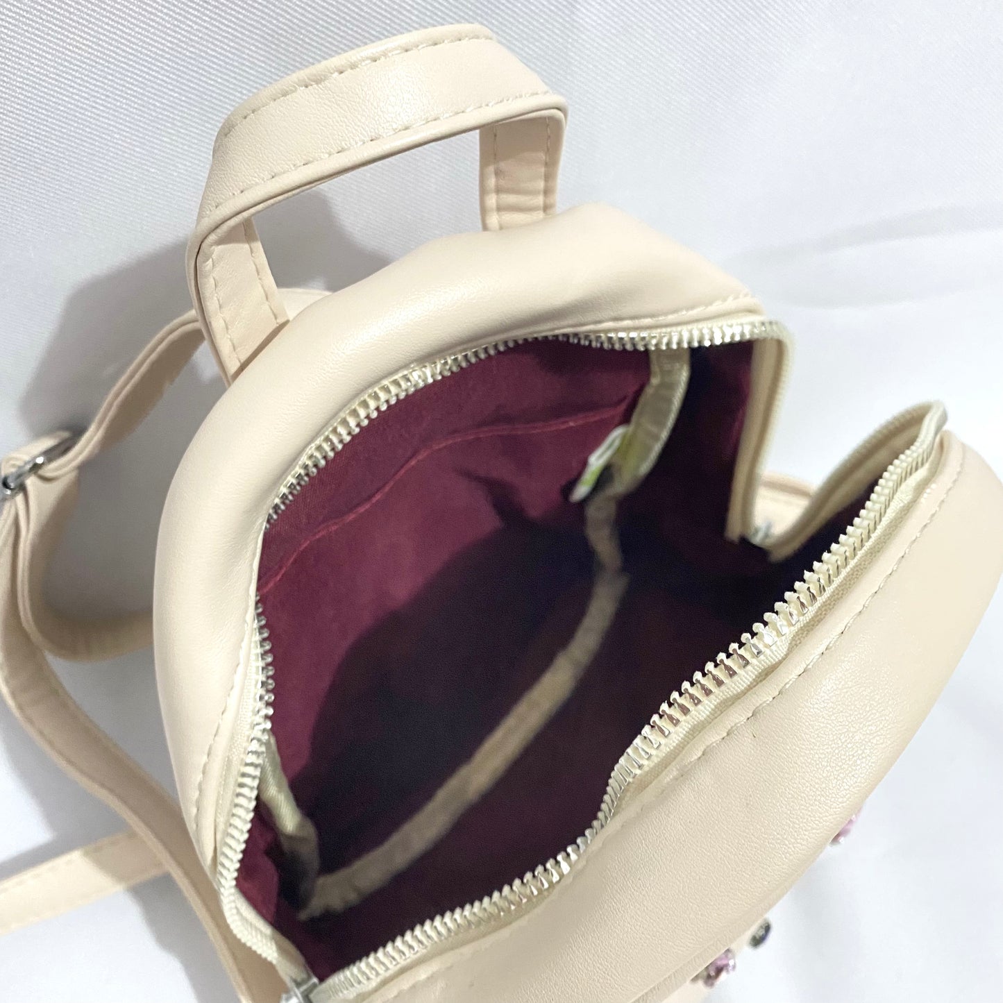 Mini mochila con piedras