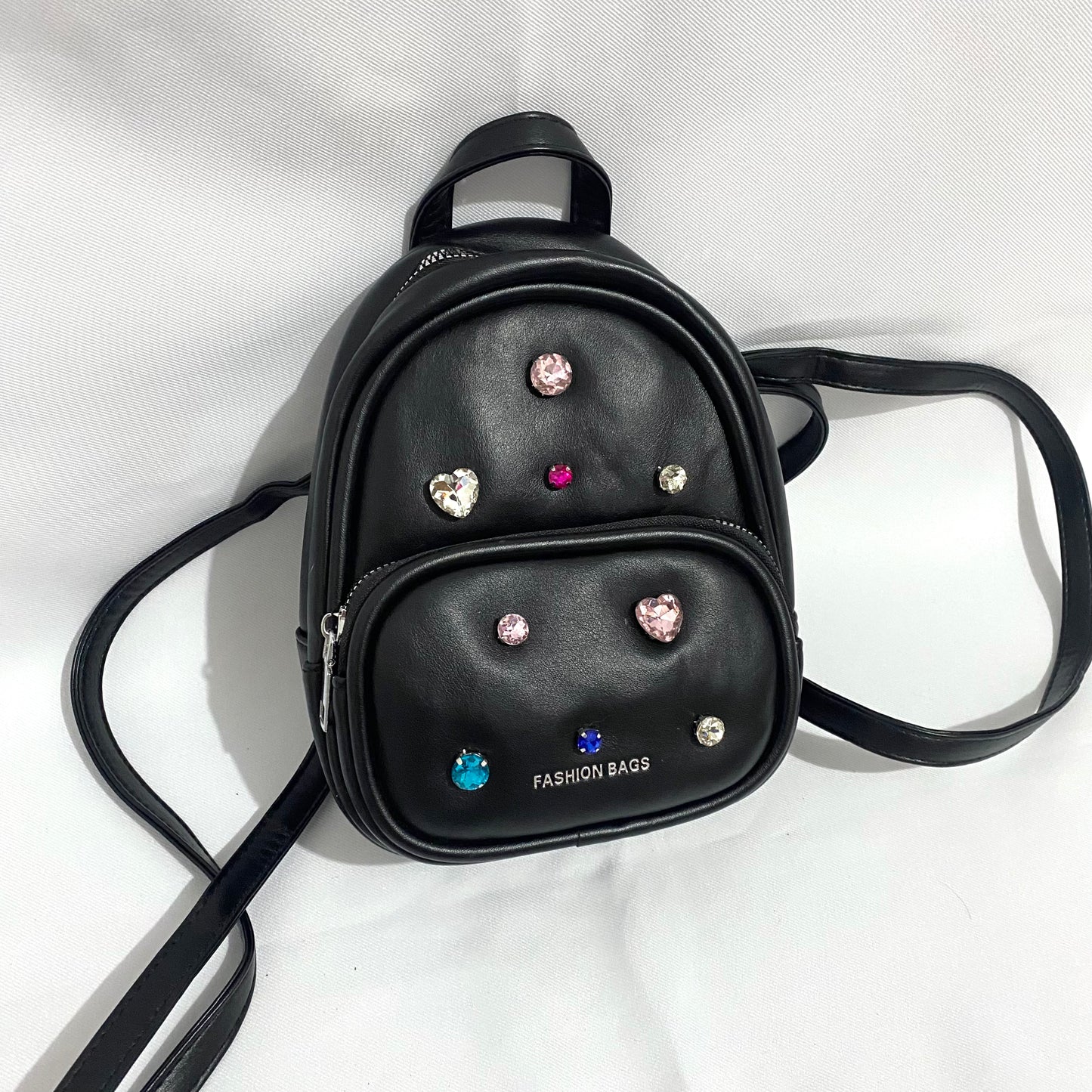 Mini mochila con piedras
