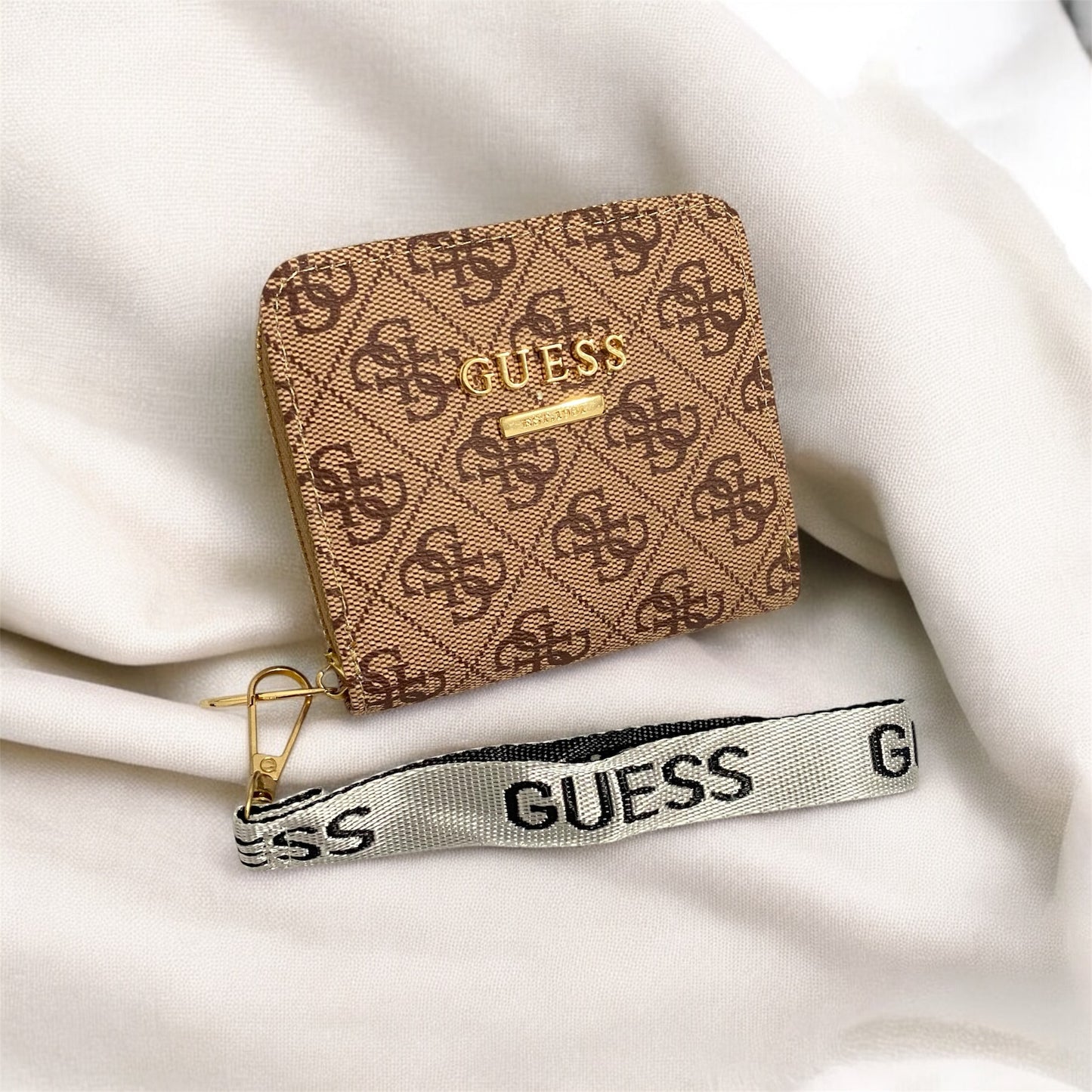 Cartera chica tipo Guess