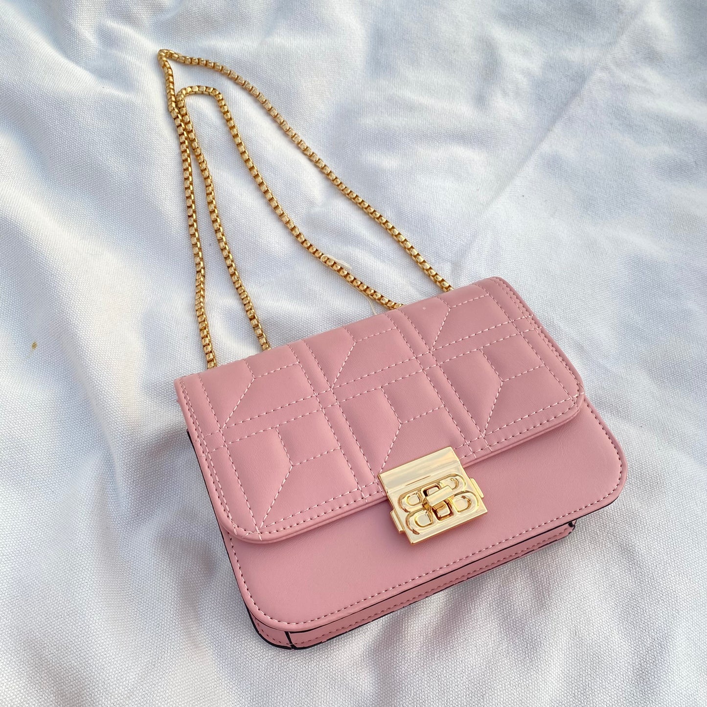 Crossbody Rubí con broche dorado