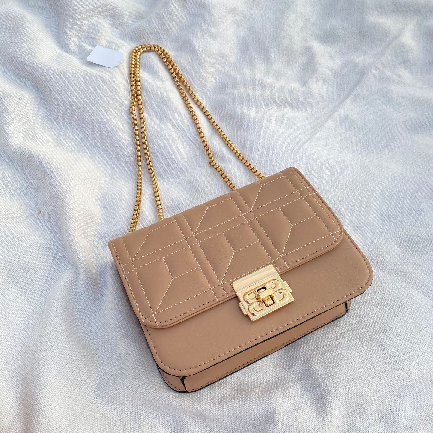 Crossbody Rubí con broche dorado