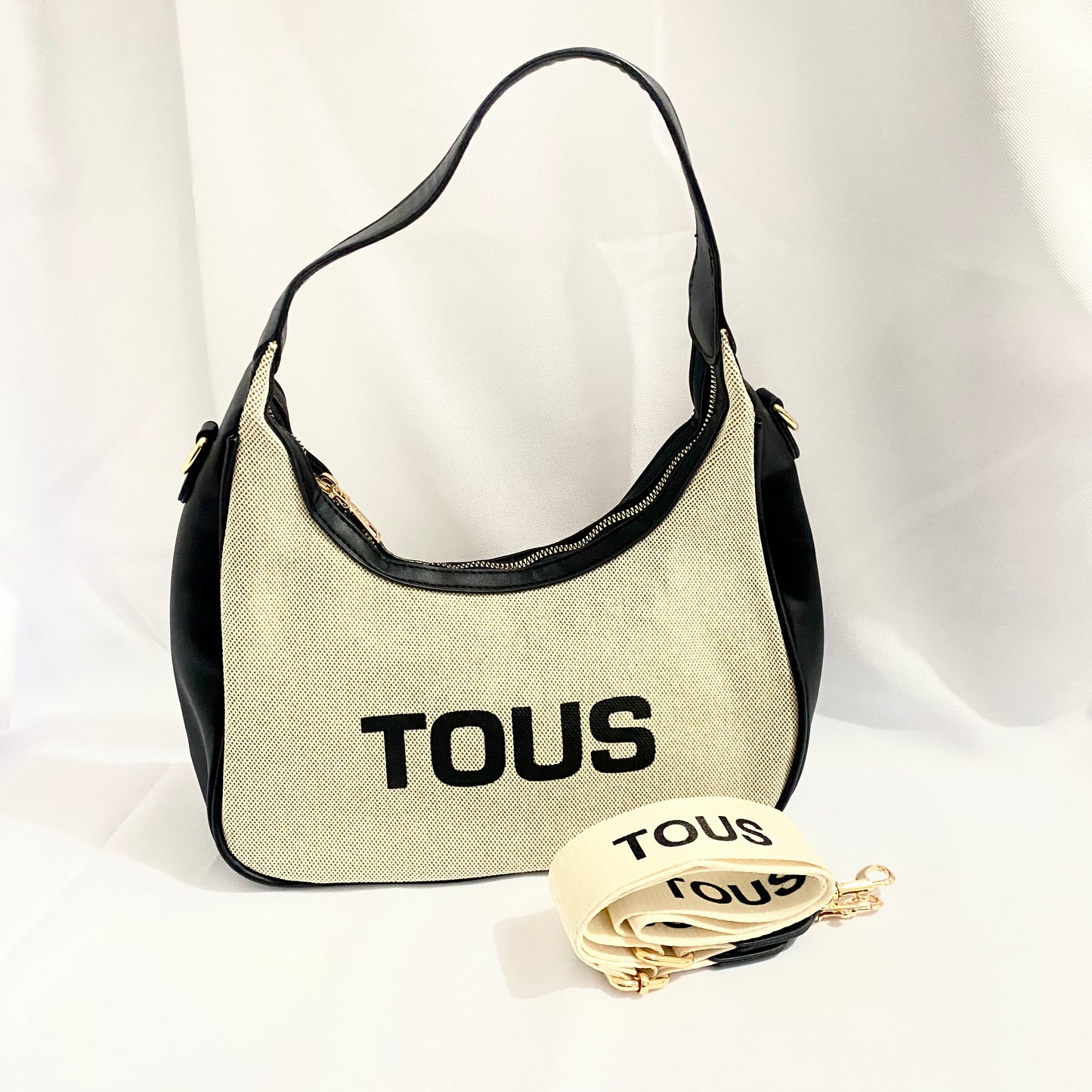 Bolsa media luna, al hombro tipo Tous.