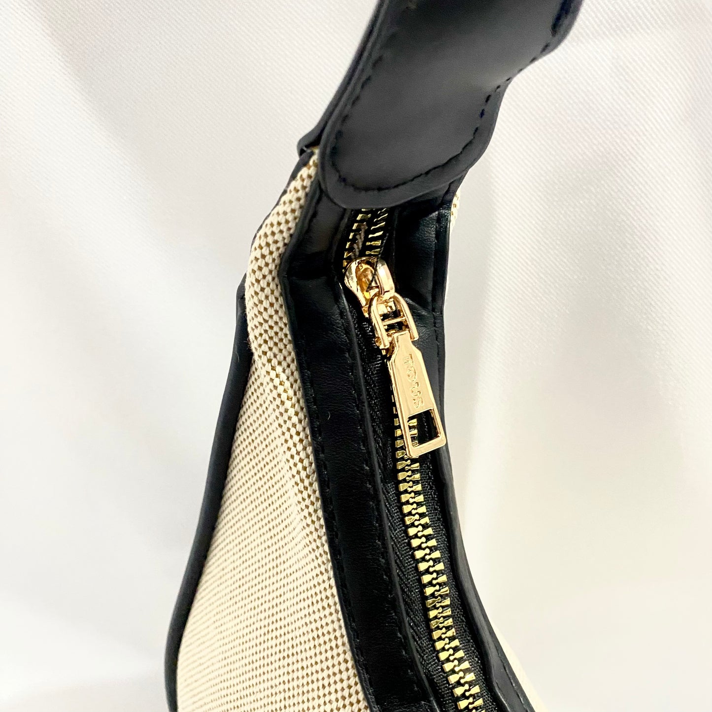 Bolsa media luna, al hombro tipo Tous.