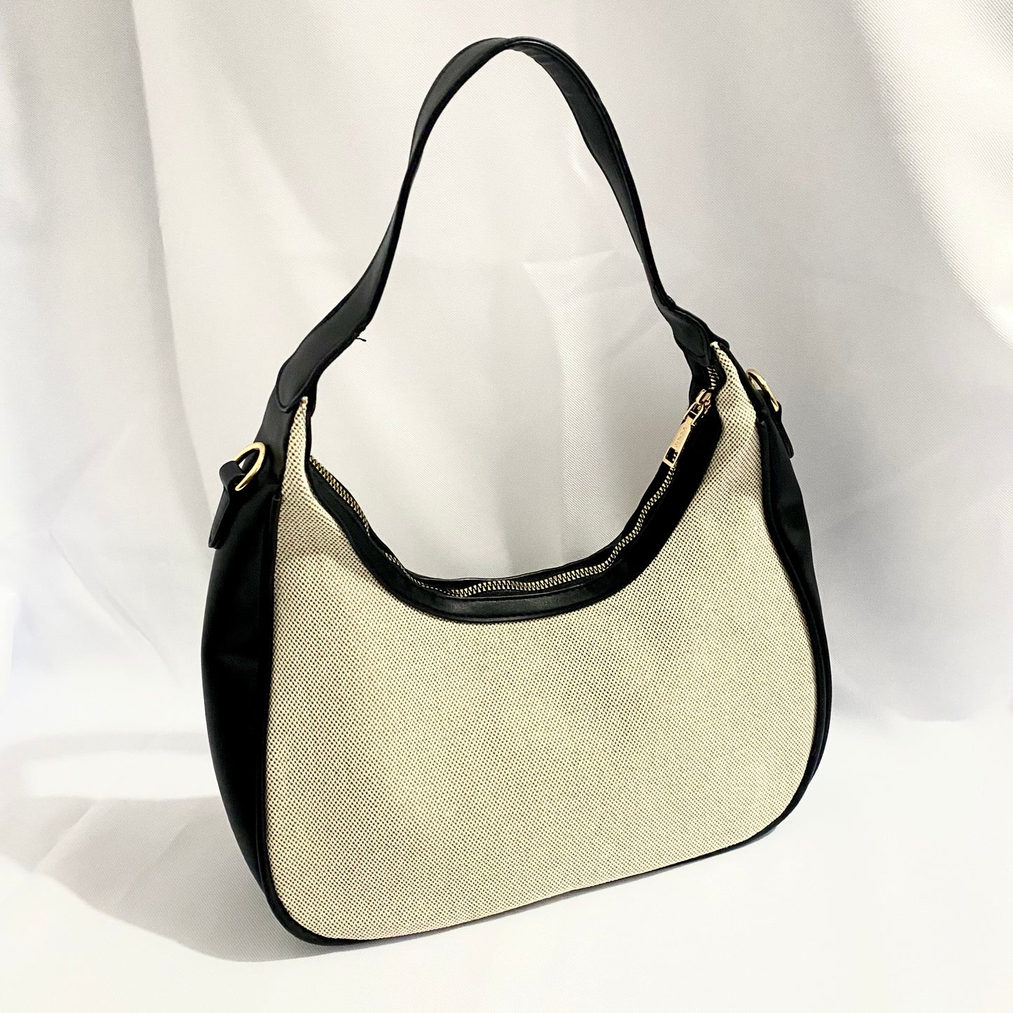 Bolsa media luna, al hombro tipo Tous.