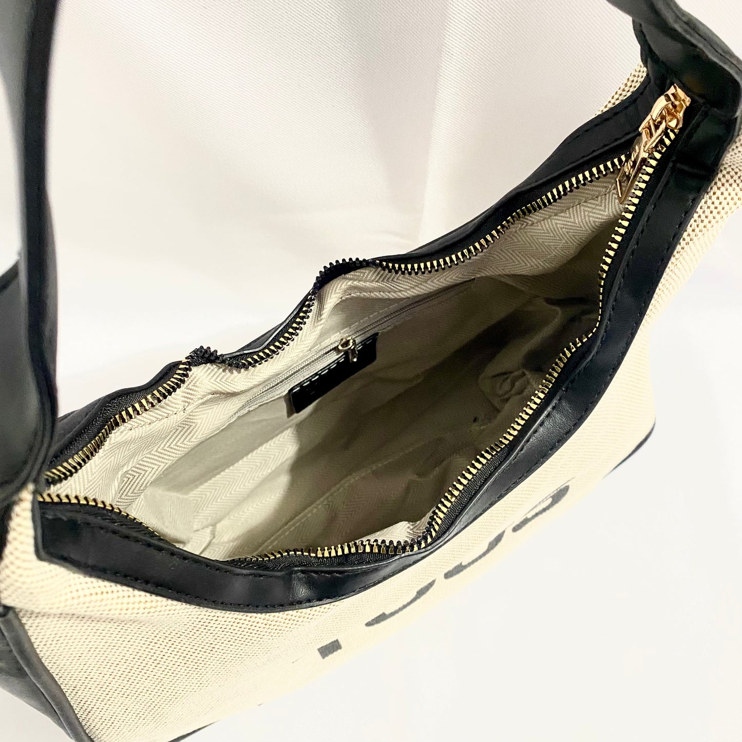 Bolsa media luna, al hombro tipo Tous.