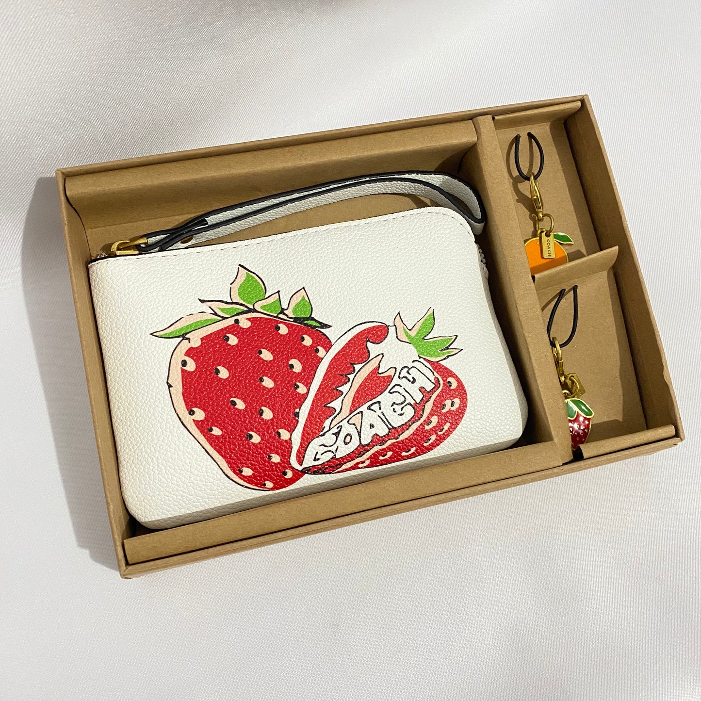 Muñequera con charms, con caja.