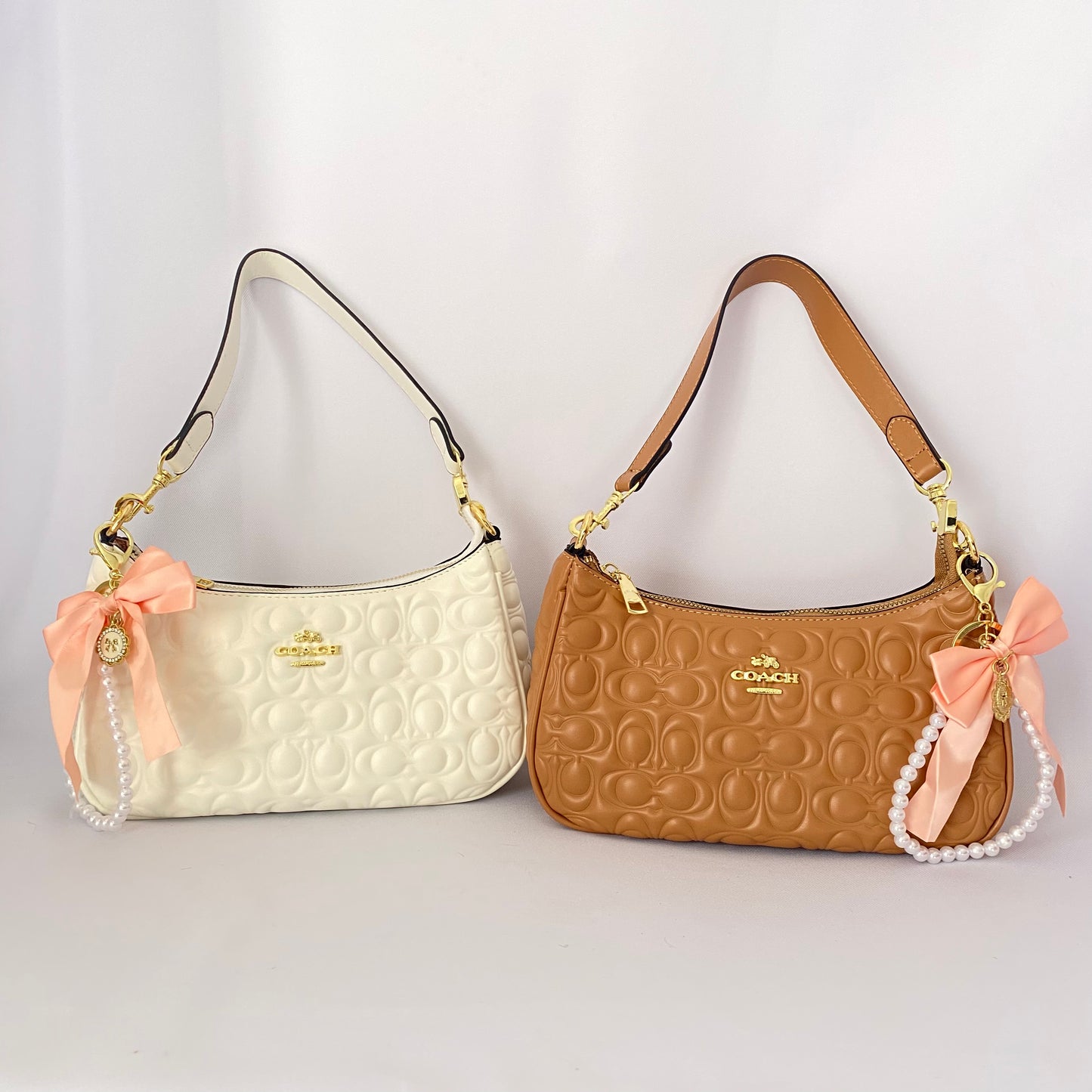 Teri acolchada + colgante moño, tipo coach