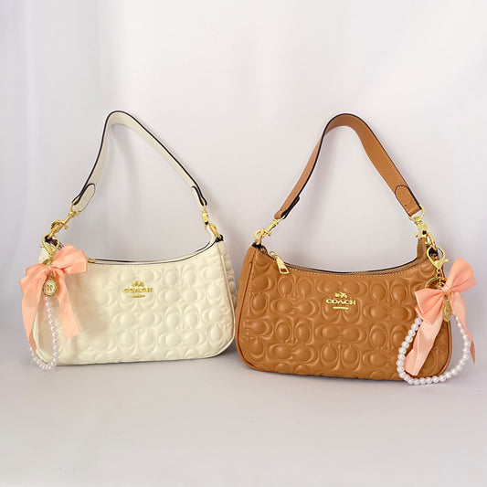 Teri acolchada + colgante moño, tipo coach