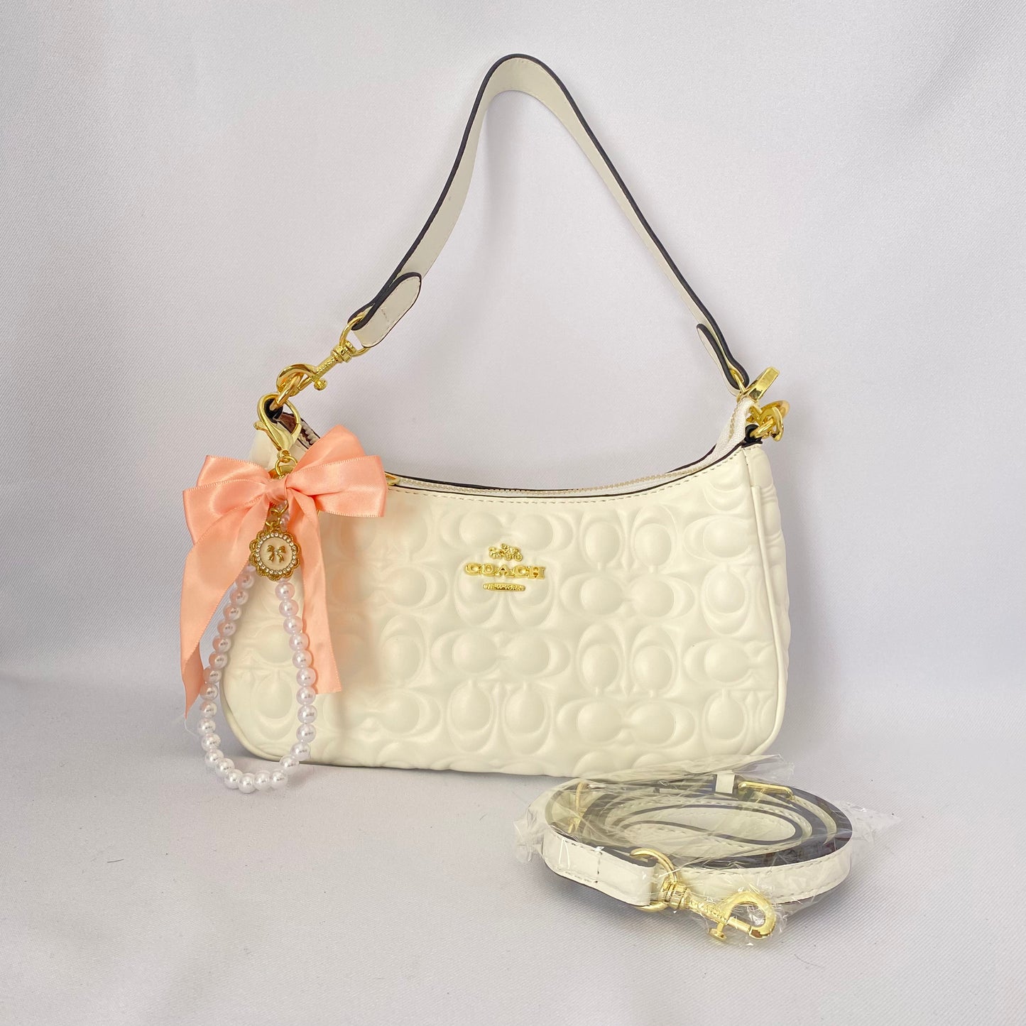 Teri acolchada + colgante moño, tipo coach