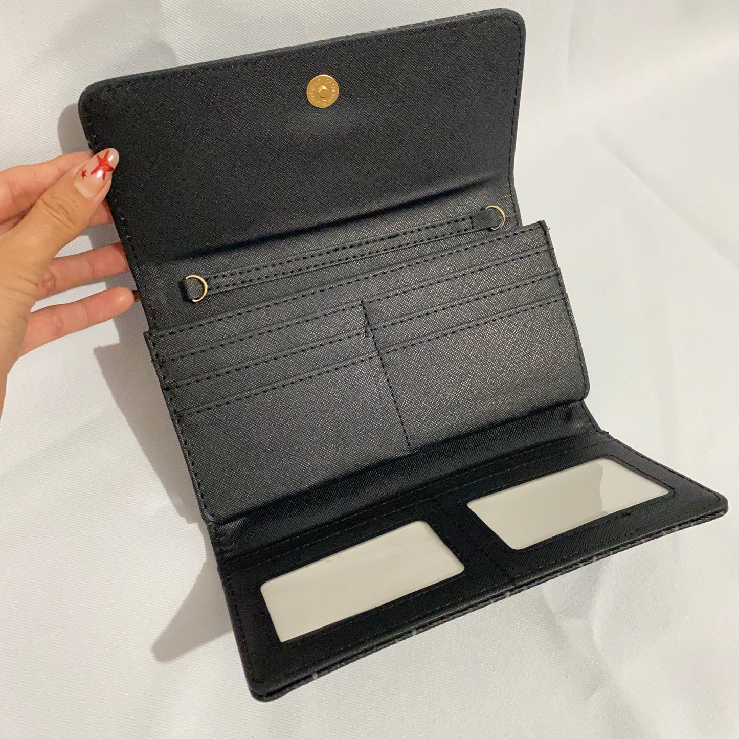 Cartera larga tipo Guess, con caja.