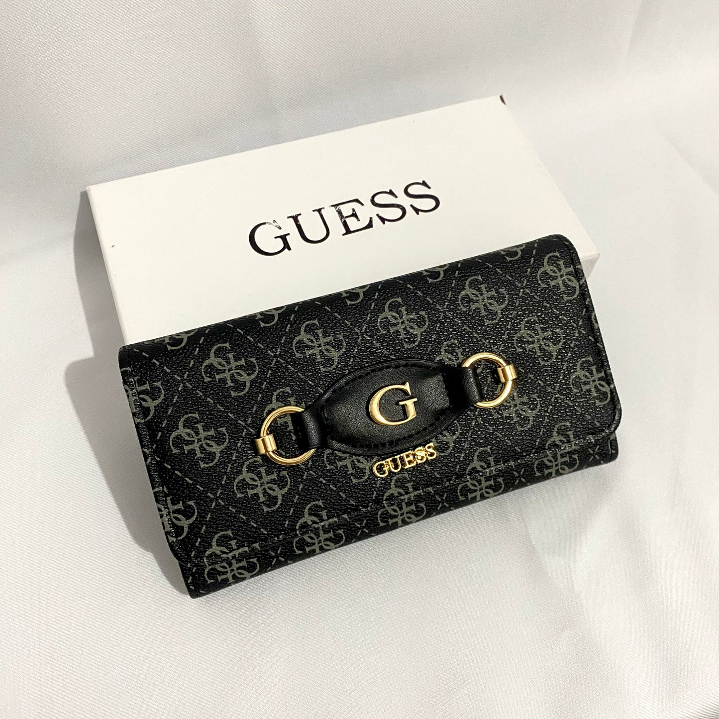 Cartera larga tipo Guess, con caja.
