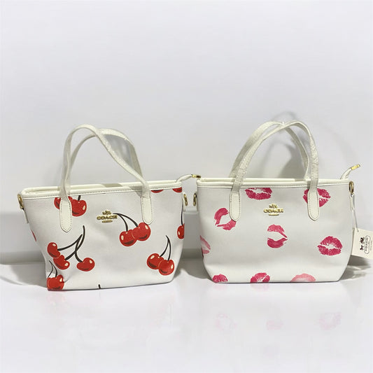 Small city, tipo Coach estampada.