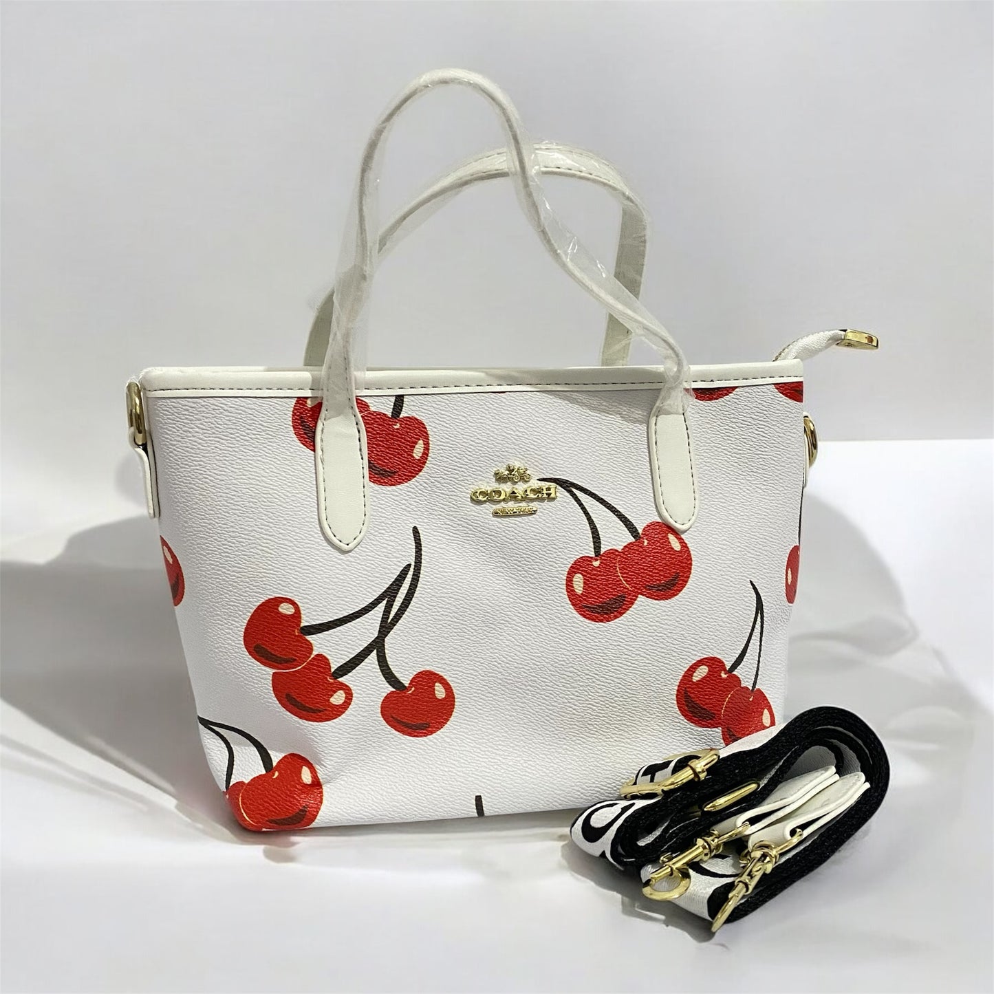 Small city, tipo Coach estampada.