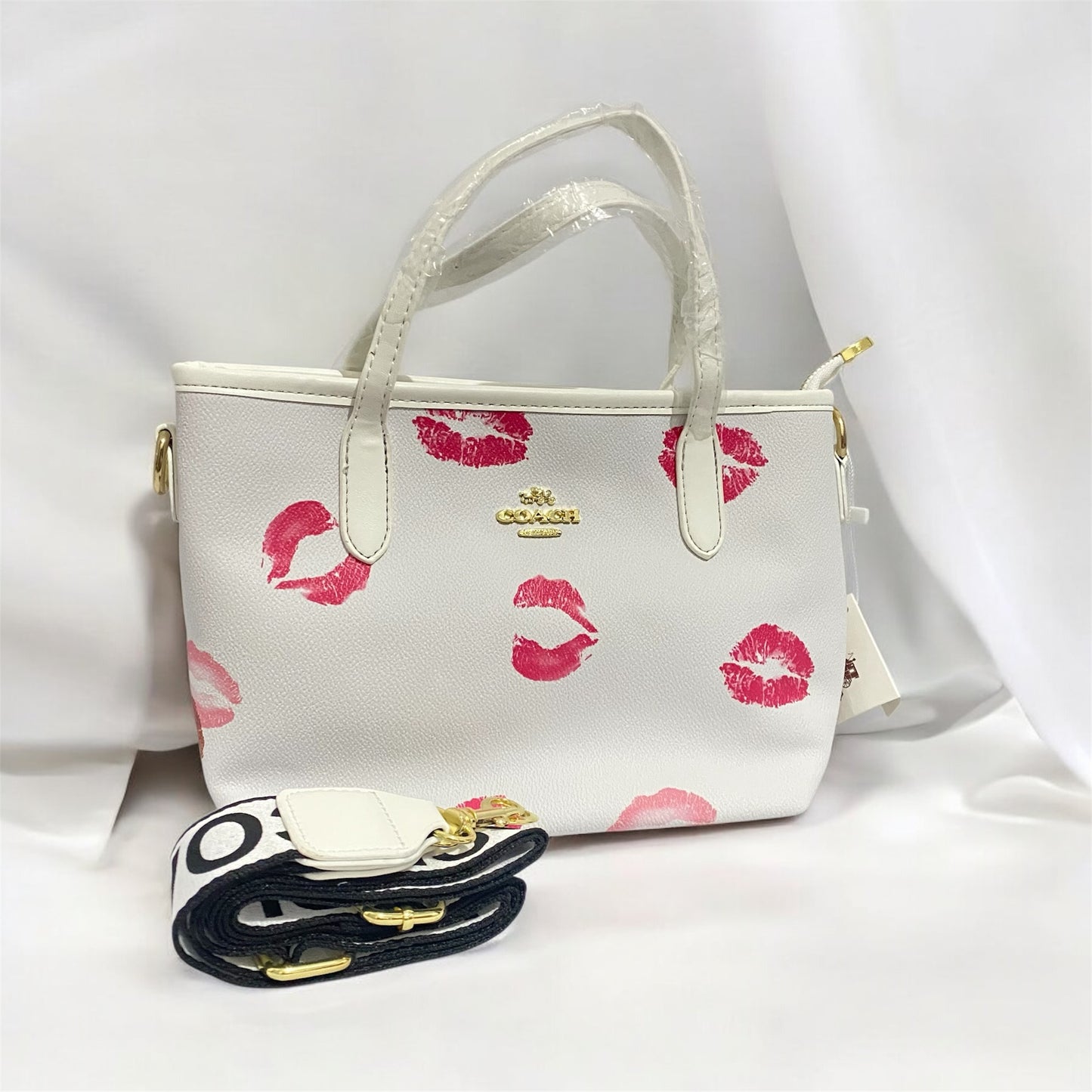 Small city, tipo Coach estampada.