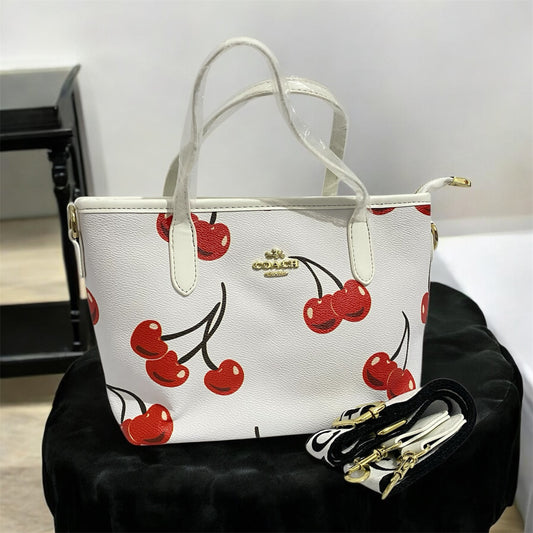 Small city, tipo Coach estampada.